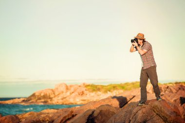 Genç fotoğrafçı plaj fotoğraflar çekmek 