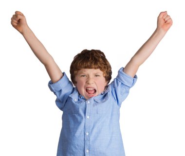 Yakışıklı çocuk kutluyor zafer. Beyaz arka plan üzerinde izole