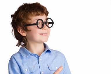 Yuvarlak gözlük gülümseyen yakışıklı çocuk portresi. Beyaz arka plan üzerinde izole