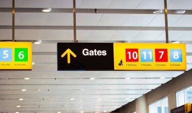 Bir Havaalanı'nda Gates işareti.