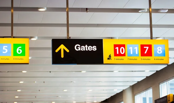 Gates znak na lotnisku. — Zdjęcie stockowe