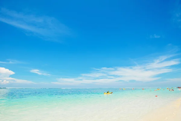 Maravillosa playa tropical con cielo azul —  Fotos de Stock