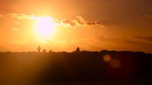 Silhouetten van vissers op bij zonsondergang. Cottesloe beach, Perth — Stockvideo