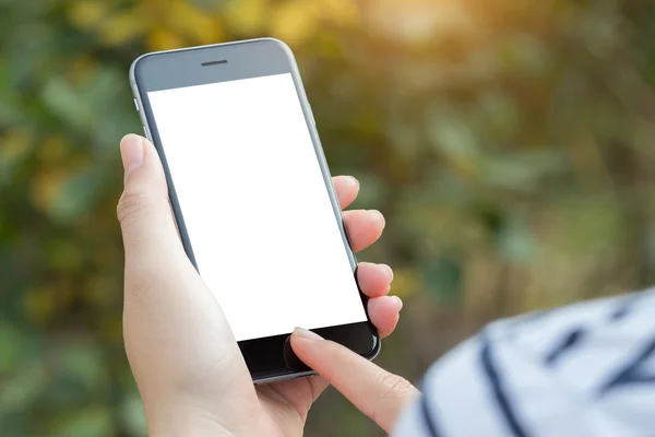 Nära håll handen med hjälp av telefonens vit skärm — Stockfoto