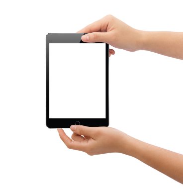siyah tablet içindeki beyaz kırpma yolu üzerinde izole tutan el