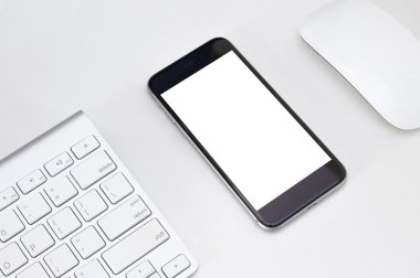 telefon beyaz ekranda beyaz tablo çalışma alanı