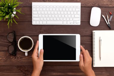 çalışma alanında beyaz tablet kullanarak ele