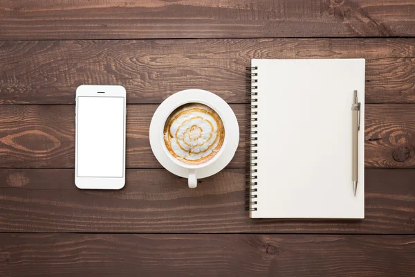 Telefoon koffie en boek leeg op houten tafelblad weergave — Stockfoto