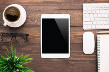Beyaz tablet boş ekran çalışma masası