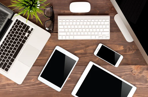 Tecnología de comunicador en vista superior de mesa de madera — Foto de Stock