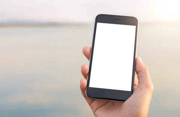 Mano foro schermo bianco del telefono allo stile di vita all'aperto — Foto Stock