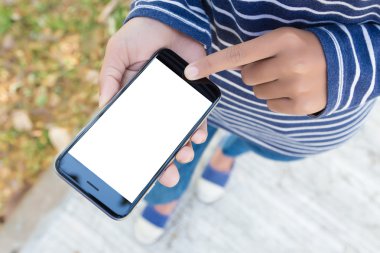 Telefonunuzun ve sokak açık hava yaşam tarzı üzerinde closeup kadın el