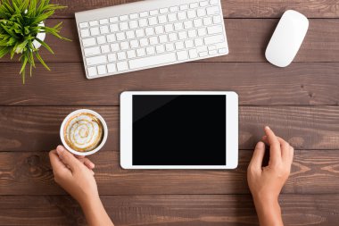 Beyaz tablet boş ekran tablo çalışma alanında kullanarak ele