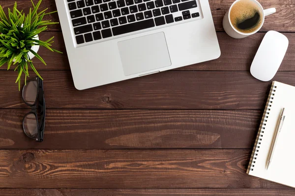 Mesa de madera del espacio de trabajo en vista superior — Foto de Stock