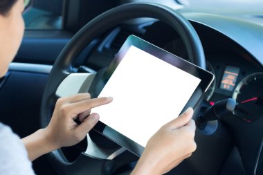 tatlı kadın tablet arabanın içinden kullanma