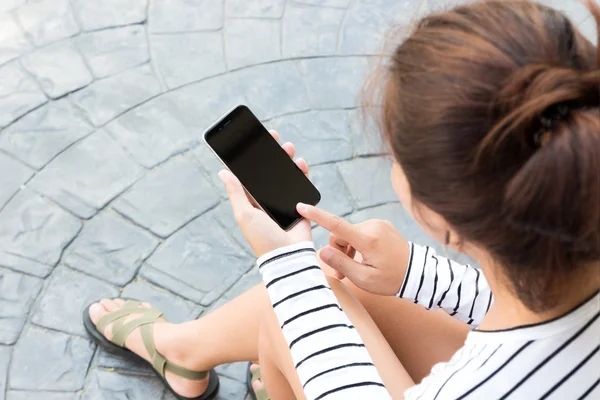 Vrouw vergadering en gebruik de telefoon in de moderne levensstijl van de stad — Stockfoto