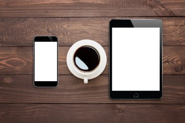 telefon tablet ve kahve Kupası ahşap masa Üstten Görünüm