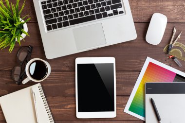 Üstten Görünüm üzerinde yaratıcı çalışma alanında tablet