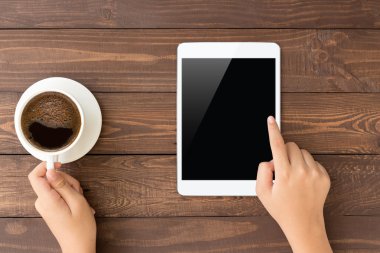 Üstten Görünüm beyaz tablet boş ekranda kadın touch 