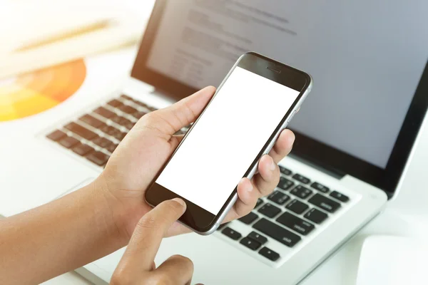 Cerrar la mano usando la pantalla blanca del teléfono en la mesa del espacio de trabajo — Foto de Stock