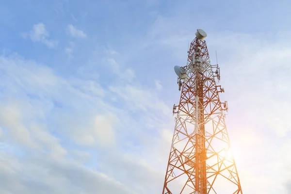 Torre de radiodifusión de telecomunicaciones — Foto de Stock