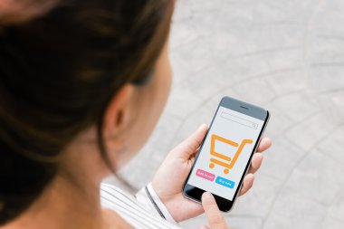 kadın kullanım telefon online üçüncü kişi görünümü üzerinde alışveriş yakın