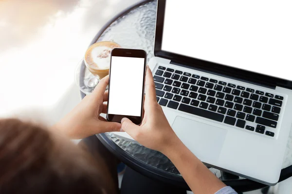 Mujer usando el teléfono en la mesa de trabajo en la cafetería —  Fotos de Stock