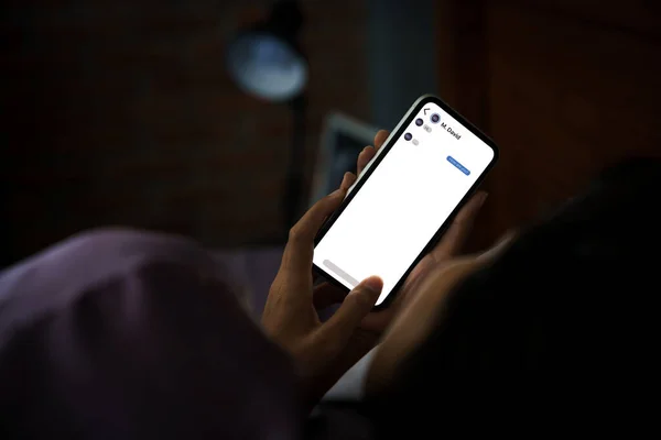 Mujeres Usando Mensajes Texto Telefónicos Sociales Cama Por Noche — Foto de Stock