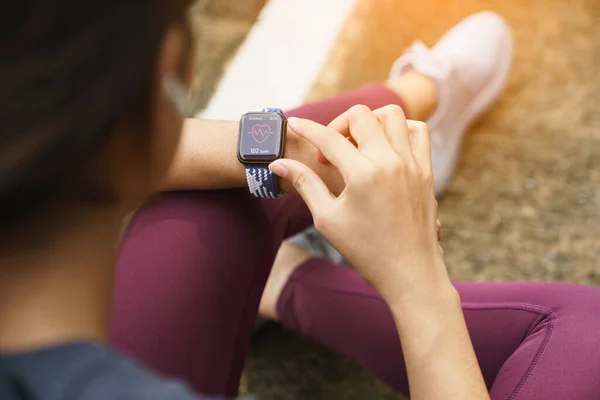 Primer Plano Deporte Mujeres Comprobar Reloj Inteligente — Foto de Stock