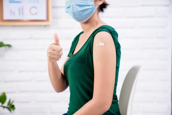 Kvinna Tummen Upp Efter Att Vaccinerats — Stockfoto