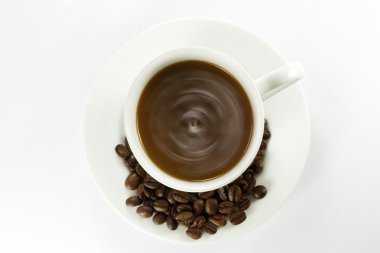 Kahve ve kahve çekirdekleri beyaz