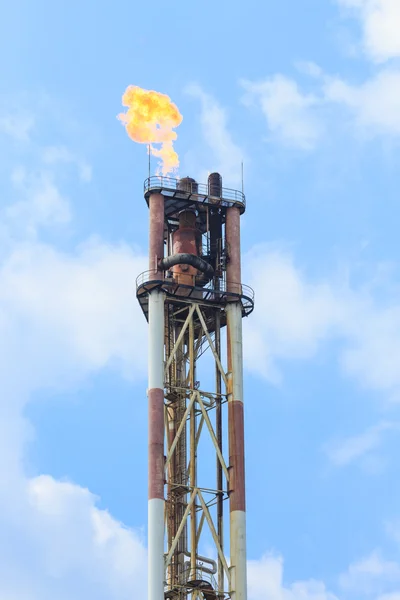 Oil refining on blue sky — Stock Photo, Image