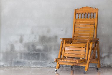 Ahşap sandalye ve beton duvar