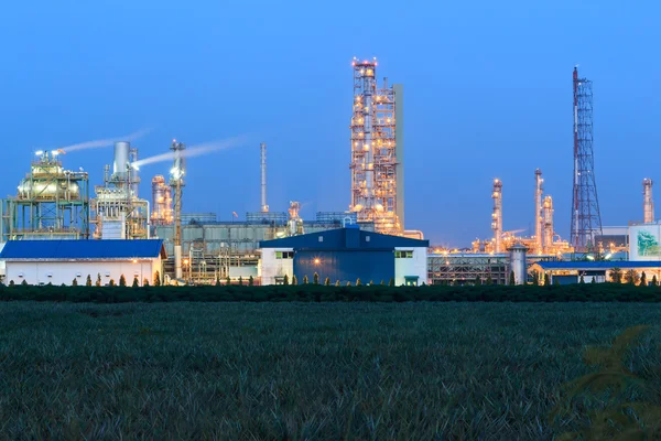 Oil refinery on twilight — Stock Photo, Image