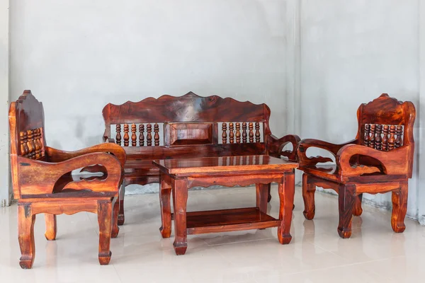 Cadeira de madeira e mesa grupo mobiliário vivo — Fotografia de Stock