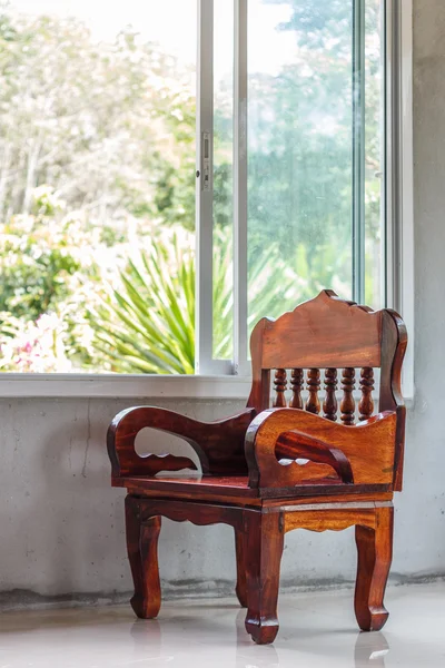 Mobiliário cadeira de madeira e janela — Fotografia de Stock