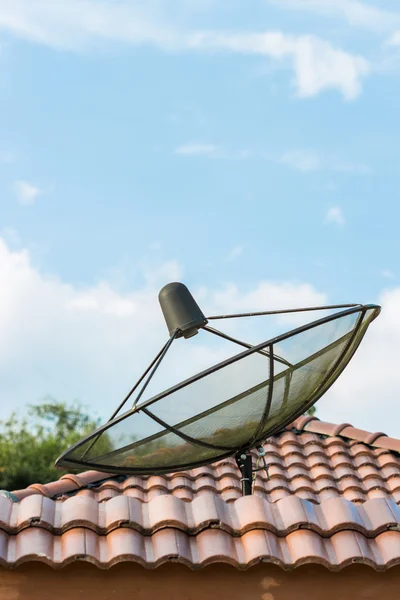 Satellit der Telekommunikation auf dem Dach — Stockfoto