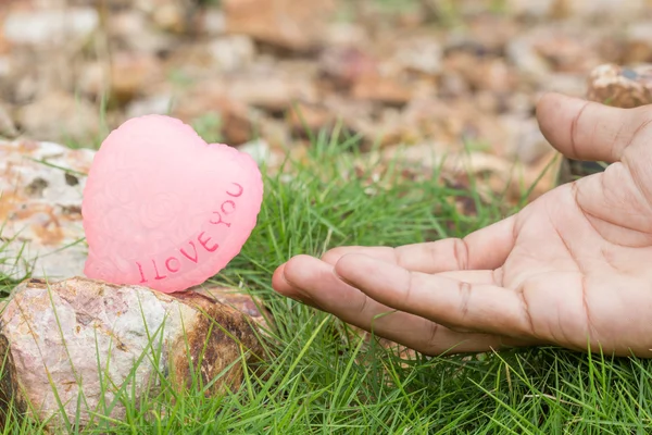 Hand röra hjärtat kärlek på berget — Stockfoto