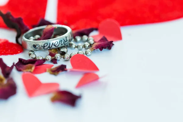 Anel de amor e forma de coração vermelho — Fotografia de Stock