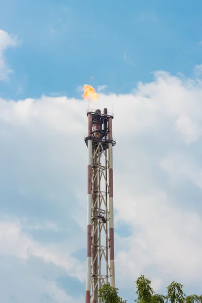 Oil refining on blue sky — Stock Photo, Image