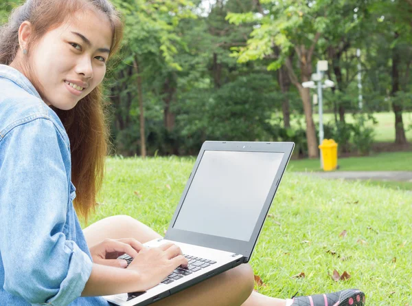 Smile woman use laptop computer in the park — Stock Photo, Image