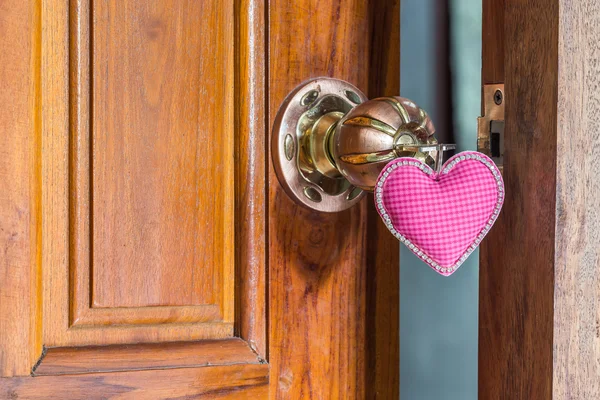 Nära håll nyckel av kärlek på dörrhandtag, doorknoob — Stockfoto