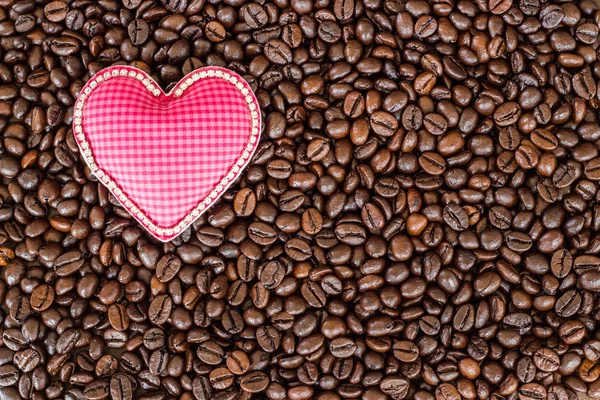 Symbol srdce lásku na kávová zrna — Stock fotografie