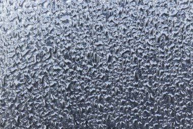 Su damlası cam arka plan üzerinde