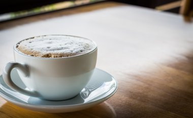 Kahve fincanı masada.