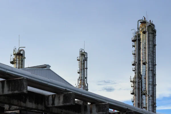 Fabbrica di raffineria di petrolio alla sera — Foto Stock