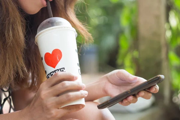 Vrouwen drinken koffie ijs en gebruik slimme telefoon mobiel buiten — Stockfoto