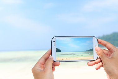 El kullanım akıllı telefon yakından almak fotoğraf plaj