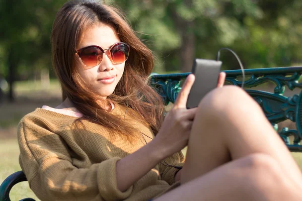 Mooie vrouwen nemen ontspannen gebruiken slimme telefoon mobiele bij avond — Stockfoto