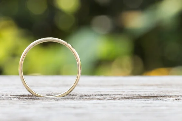 Anillo de amor sobre madera verde naturaleza fondo — Foto de Stock